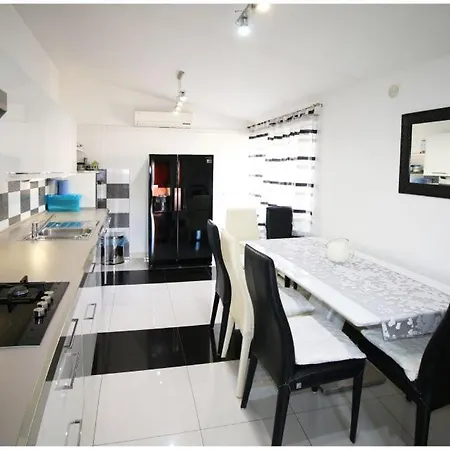 Mikelin Apartment *